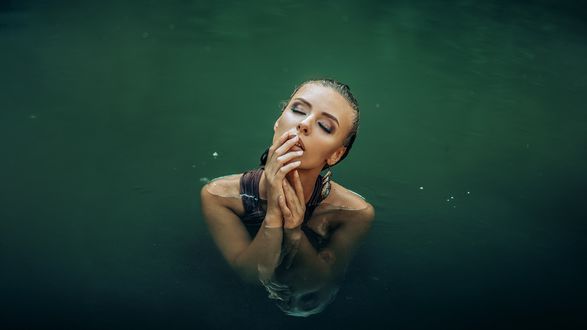 Обои на рабочий стол Девушка Вероника стоит в воде, by Janusz Zolnierczyk