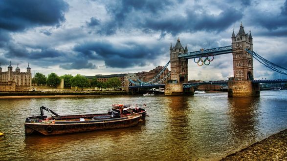 Обои на рабочий стол England, London / Англия, Лондон, Tower bridge / Тауэрский мост через реку Темзу на фоне серого неба