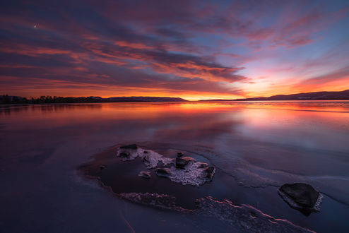 Обои на рабочий стол Закат на озере Tyrifjorden, Norway / Тирифьорден, Норвегия, фотограф Ole Henrik Skjelstad