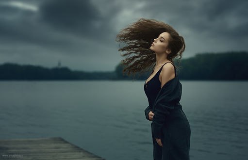 Обои на рабочий стол Модель Barbora стоит на фоне водоема, by Jiri Zapletal