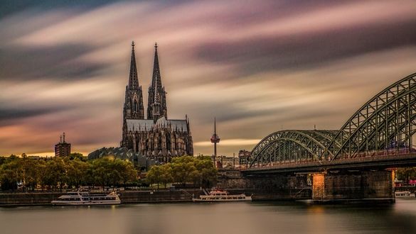 Обои на рабочий стол Город Cologne, Germany / Кельн, Германия, расположенный на берегах реки Рейн, вид на мост Гогенцоллернов / Hohenzollernbrucke и Кельнский собор, by Gurcan Kadagan