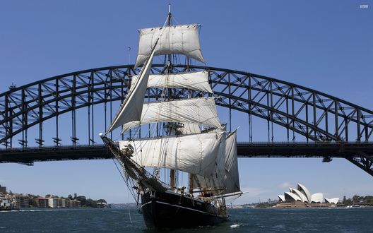 Обои на рабочий стол Парусник на фоне моста, Сидней, Австралия / Sydney, Australia