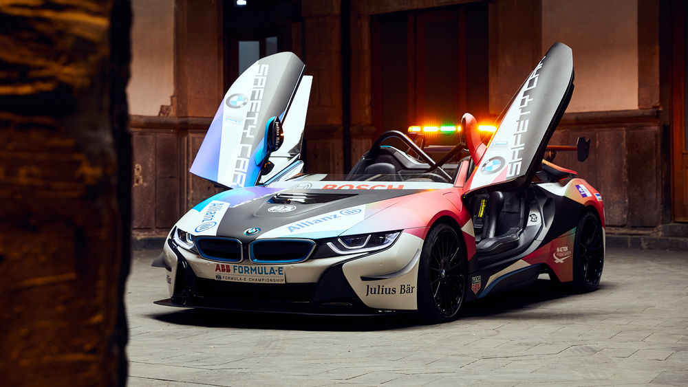 Обои для рабочего стола Электрический гоночный авто BMW i8 Roadster Safety Car в помещении