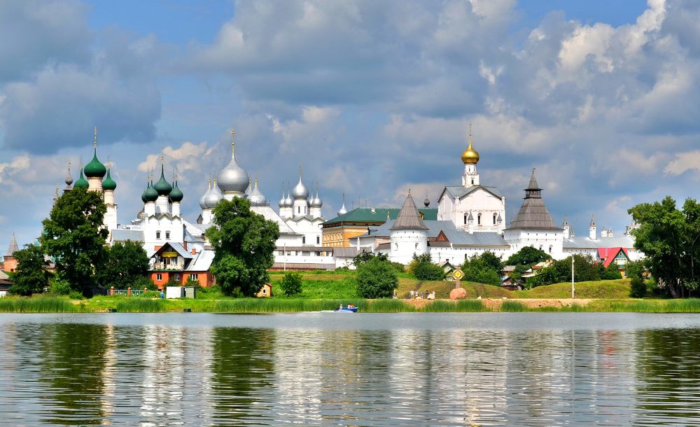 Обои для рабочего стола Ростов Великий Кремль на берегу реки на фоне облаков, by Tanya50