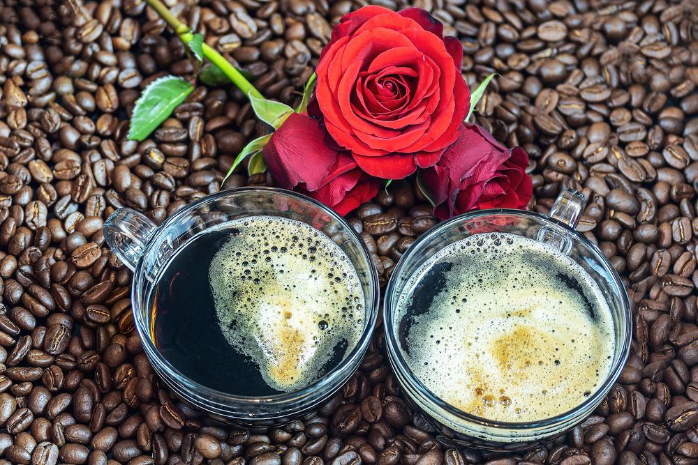 Обои для рабочего стола Красные розы и чашки с кофе на зернах, by Myriam Zilles