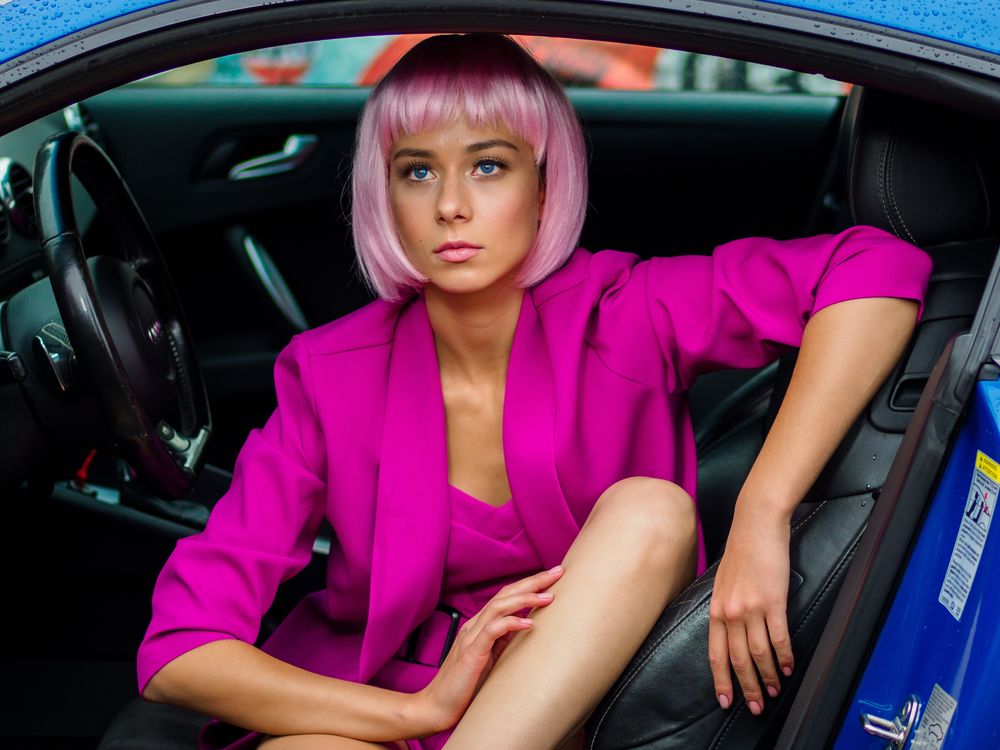 Обои для рабочего стола Девушка с розовыми волосами в розовом жакете сидит в авто, by Алекс Буданов