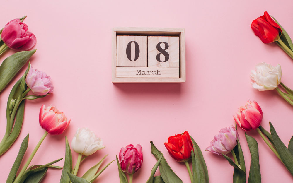 Обои для рабочего стола На розовом фоне календарь с надписью 08 March / 08 марта и весенние тюльпаны
