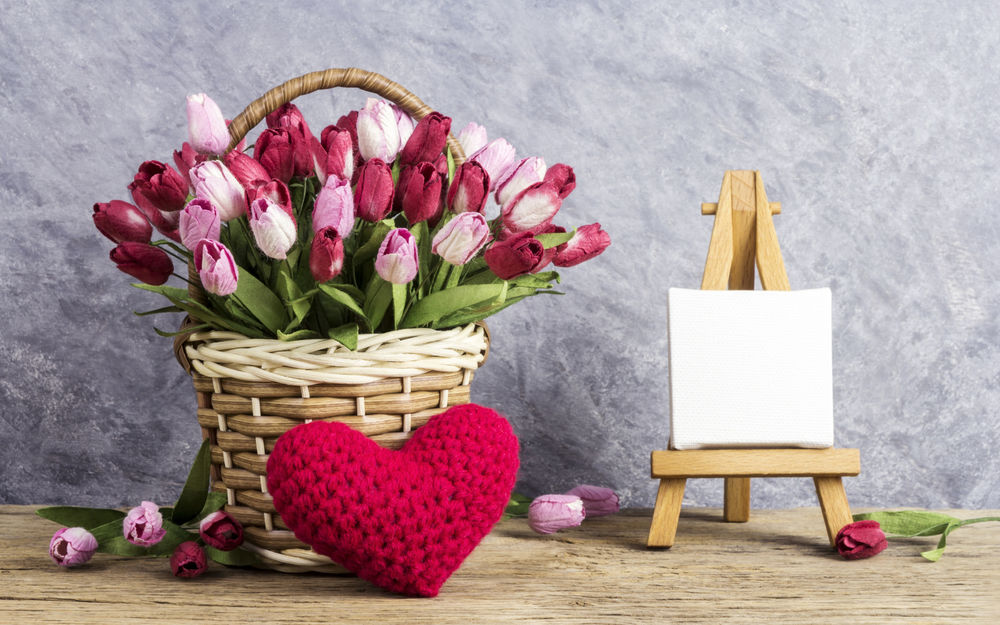 Обои для рабочего стола Весенние тюльпаны в корзине рядом с сердечком