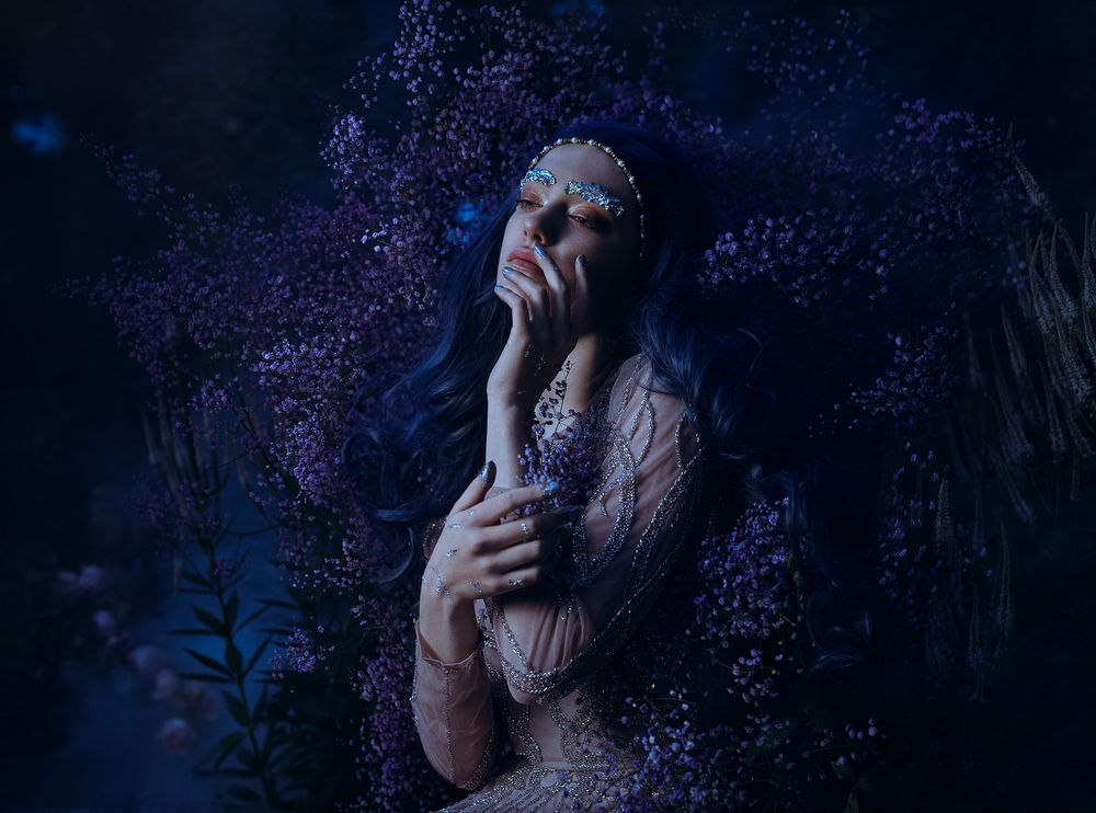 Обои для рабочего стола Девушка держит руку у лица и стоит у цветов, by Bella Kotak Photography