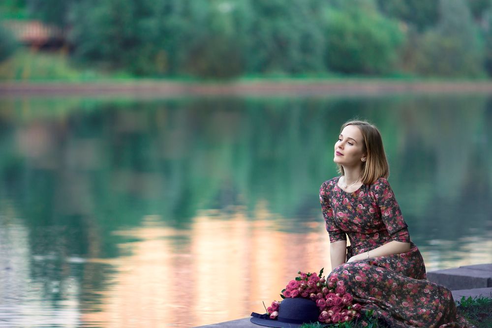 Обои для рабочего стола Модель Наталья Иванова с букетом роз сидит у пруда, by Natalya Dorodnova