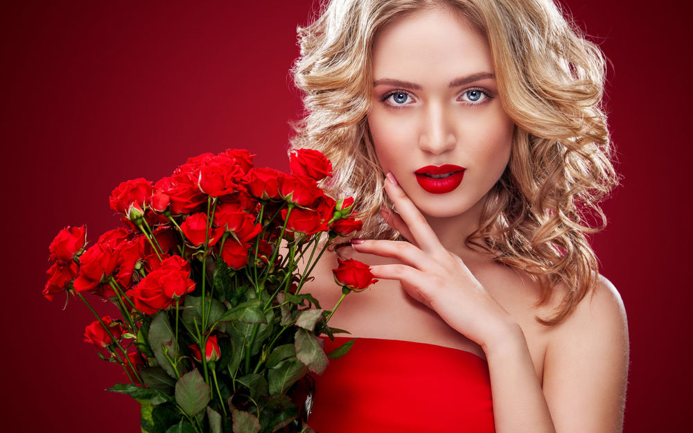 Обои для рабочего стола Девушка - блондинка в красном платье с букетом роз, фотограф Mykhailo Orlov