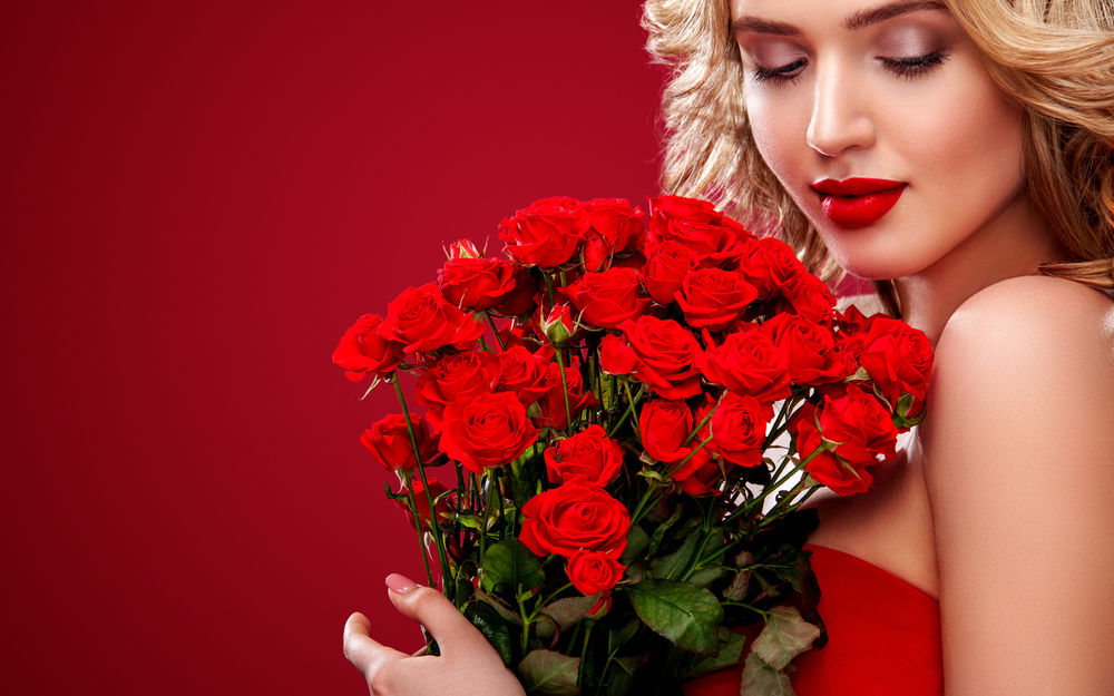 Обои для рабочего стола Девушка - блондинка в красном платье с букетом роз, фотограф Mykhailo Orlov
