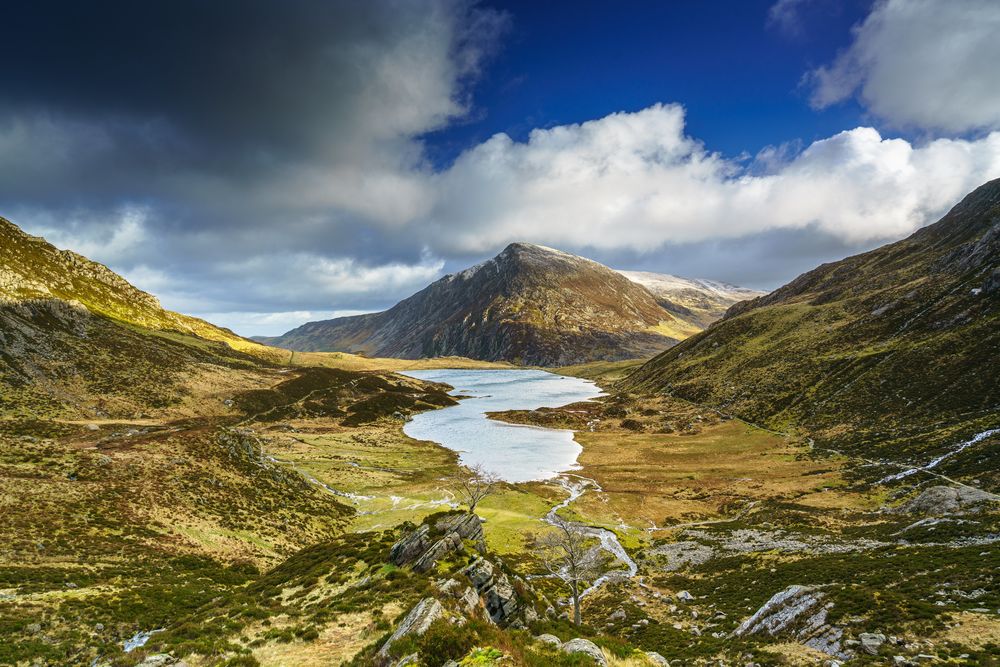 Обои для рабочего стола Озеро Llyn Idwal / Ллин Идвал у горы Snowdon / Сноудон, Snowdonia National Park / Национальный парк Сноудония, Wales / Уэльс