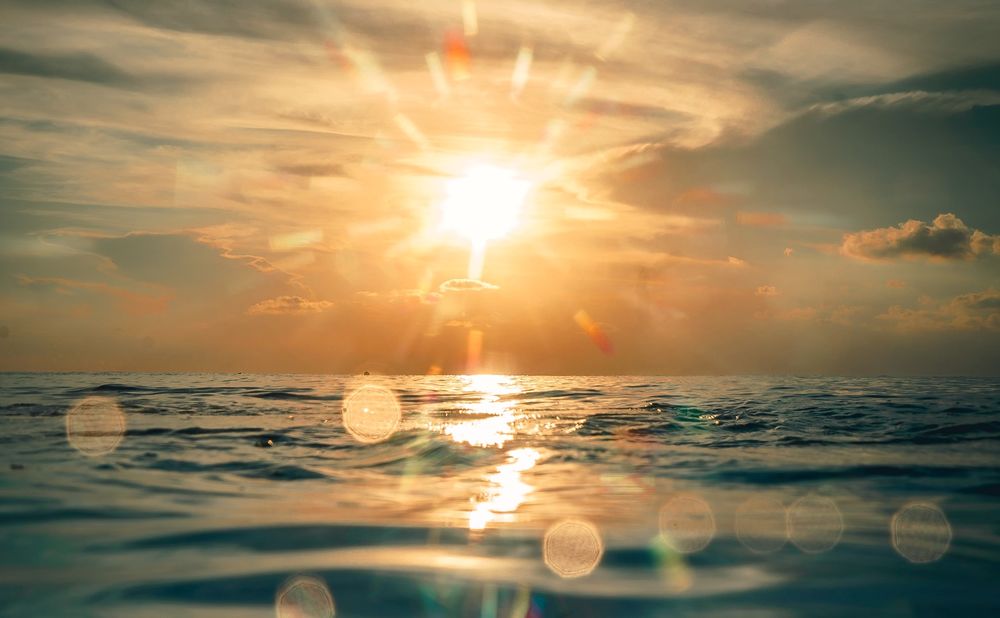 Обои для рабочего стола Солнце освещает море, by Jessica Christian