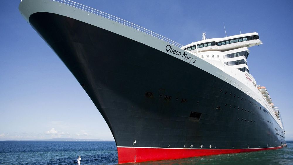 Обои для рабочего стола Океанский круизный лайнер Queen Mary2 на фоне голубого неба
