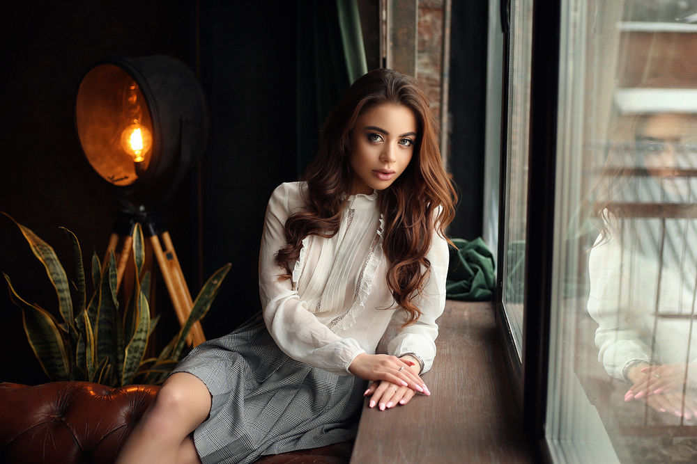Обои для рабочего стола Модель Екатерина сидит у окна, фотограф Dmitry Arhar