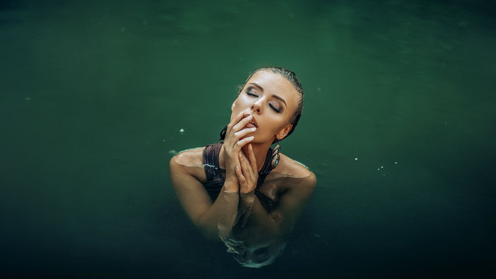 Обои для рабочего стола Девушка Вероника стоит в воде, by Janusz Zolnierczyk