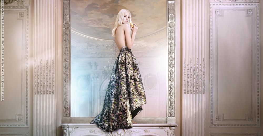 Обои для рабочего стола Модель Sasha Luss / Саша Лусс рекламирует женскую туалетную воду Dior Addict Eau de Toilette
