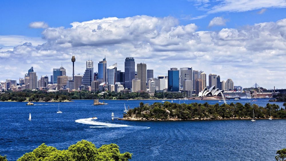 Обои для рабочего стола Город Сидней, Австралия / Sydney, Australia на фоне голубого неба с тучками
