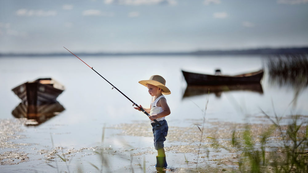 Обои для рабочего стола Увлеченный рыбалкой маленький мальчик, фотограф Валерия Касперова