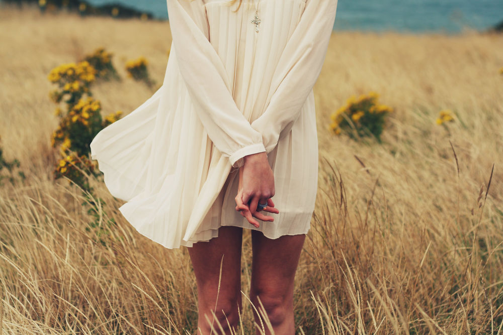 Девушка в белом платье без лица