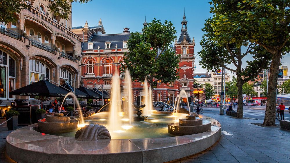 Обои для рабочего стола Красивый уличный фонтан с подсветкой, Амстердам, Нидерланды / Amsterdam, Nederland