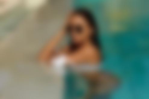 Обои на рабочий стол Модель Кристина в солнцезащитных очках стоит в бассейне, by Joakim Karlsson