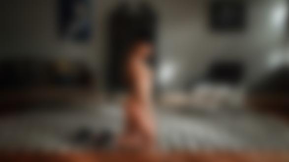 Обои на рабочий стол Модель Катя в шляпе стоит на коленках на полу, фотограф Георгий Чернядьев