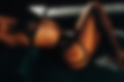 Обои на рабочий стол Девушка в нижнем черном белье лежит на диване