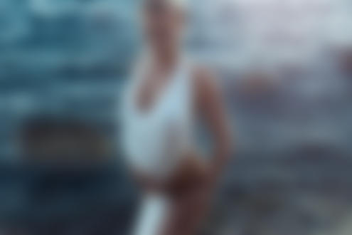 Обои на рабочий стол Девушка Lea Benattia в белом стоит на фоне моря, фотограф David Ben Haim