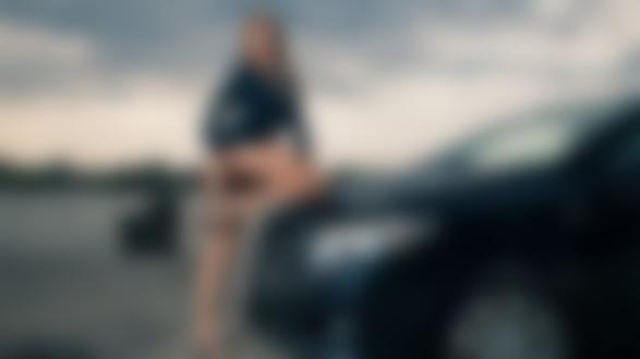 Обои на рабочий стол Девушка позирует у авто