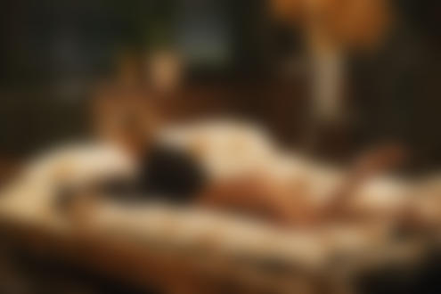 Обои на рабочий стол Модель с тату на теле лежит на кровати, фотограф Максим Чуприн