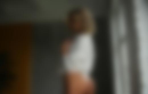 Обои на рабочий стол Блондинка Jenny Q в белой рубашке и стрингах стоит в комнате, by Stasy Q