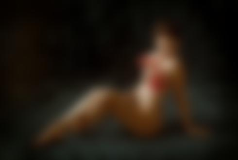 Обои для рабочего стола Девушка Аня с лилиями сидит на полу, фотограф Альберт Лесной
