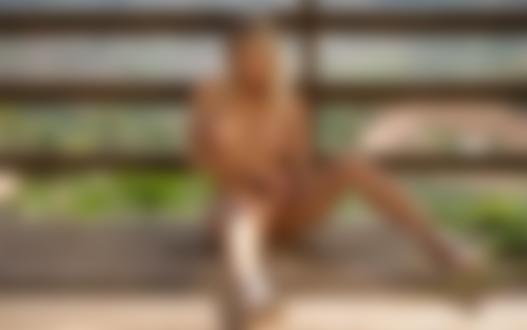 Обои на рабочий стол Модель Марго в белом купальнике сидит у ограждения
