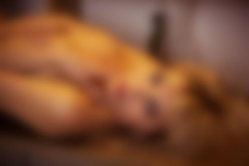 Обои для рабочего стола Модель Margo Dumas позирует на столе