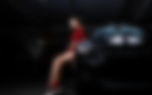 Обои для рабочего стола Девушка стоит у авто