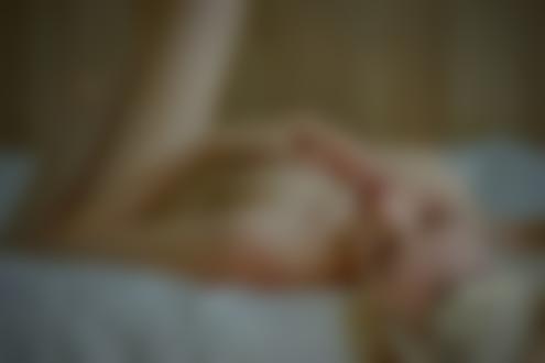 Обои на рабочий стол Девушка - блондинка Riona лежит на постели, by noelmacphoto