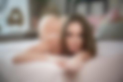 Обои на рабочий стол Модель Алина лежит на кровати, фотограф Горшенин Сергей