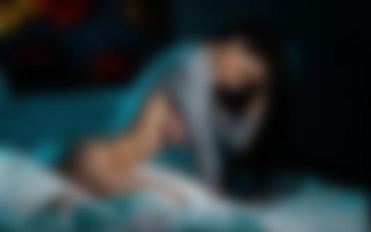 Обои на рабочий стол Девушка позирует на кровати, фотограф Артем Соловьев