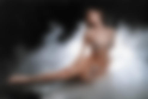 Обои на рабочий стол Девушка в белом дыму. Фотограф Photographyzp Yana