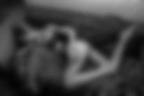 Обои на рабочий стол Девушка в нижнем белье лежит на диване, фотограф Yury Semenov