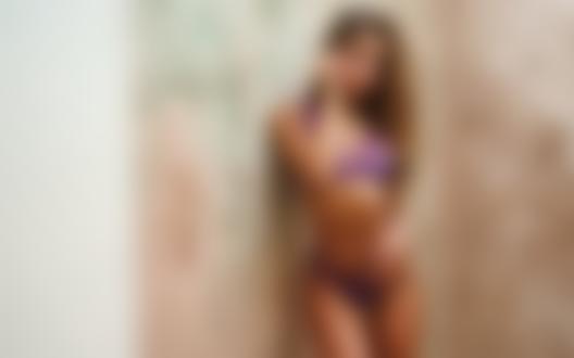 Обои на рабочий стол Модель Greta Beraldo в сиреневом нижнем белье стоит у стены, фотограф Marco Squassina