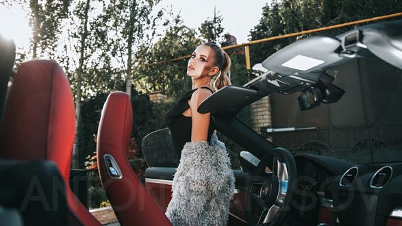 Обои на рабочий стол Модель Катрин стоит у авто, фотограф Anton Harisov