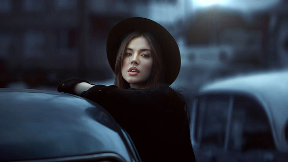 Обои на рабочий стол Модель Ксения в шляпе стоит у авто, фотограф Dmitry Arhar