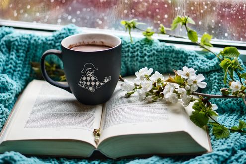 Обои на рабочий стол Чашка на книге и рядом весенние цветущие ветки, by Anrita