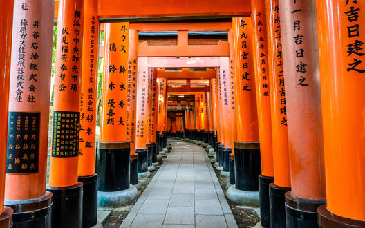 Обои на рабочий стол Fushimi Inari Shrine / ворота тории с иероглифами в Киото / Kyoto, Япония / Japan