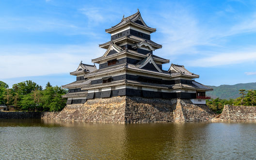Обои на рабочий стол Matsumoto castle / Замок Мацумото / Замок Ворона и ров с водой на фоне голубого неба, префектура Нагано / Nagano, Япония / Japan