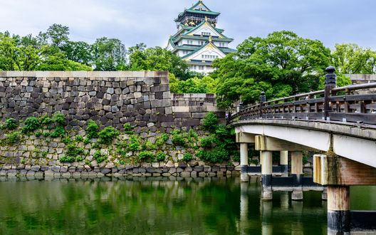 Обои на рабочий стол Замок среди деревьев, каменная стена и мост, Осака / Osaka, Япония / Japan, by dconvertini