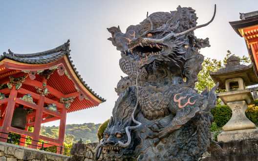 Обои на рабочий стол Каменная статуя дракона у храма Kiiomidzu Dera, Kyoto / Киото, Japan / Япония
